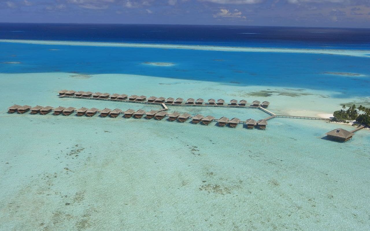 Separate island. Медхуфуши Исланд Резорт Мальдивы. Мальдивы Medhufushi Island Resort 5 Мальдивы. Остров Диффуши Мальдивы. Medhufushi Island Resort 5 фото.